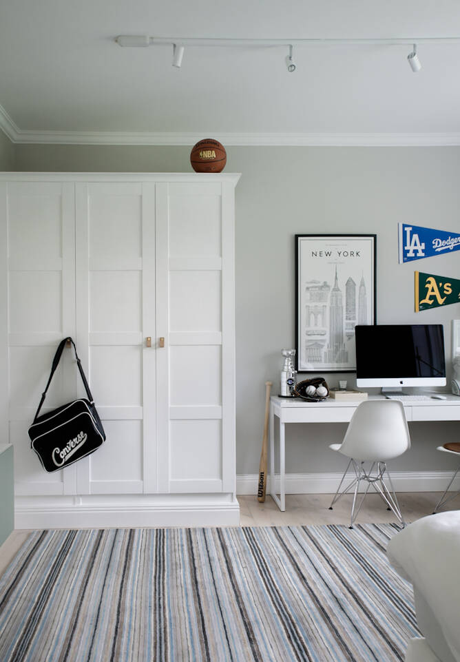 Tapete handloom  em preto / cinza, numa escritório.