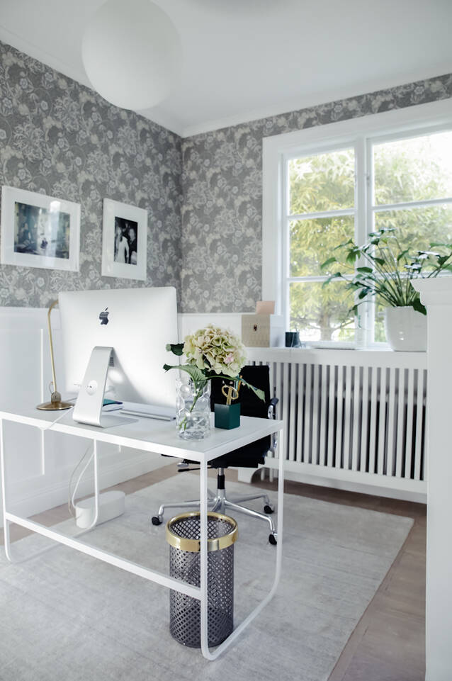 Tapete bambu seda handloom  em branco, numa entrada.