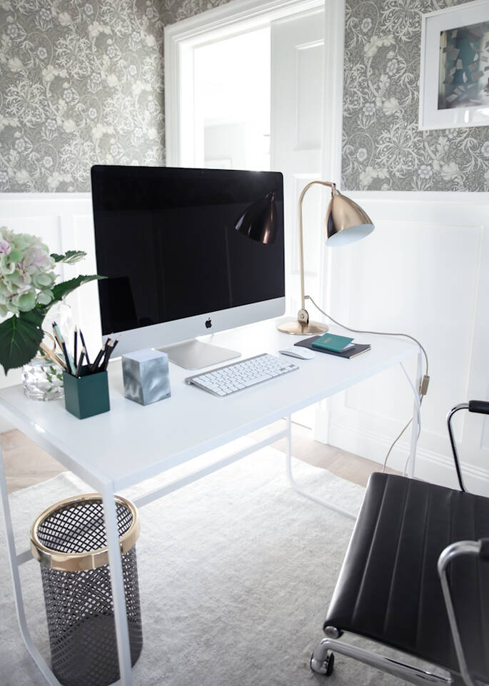 Tapete bambu seda handloom  em branco, numa entrada.