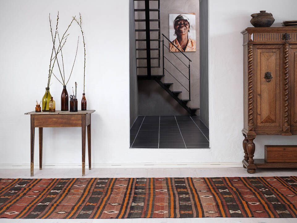 Tapete kilim semi-antigo turquia  em marrom / amarelo, numa entrada.