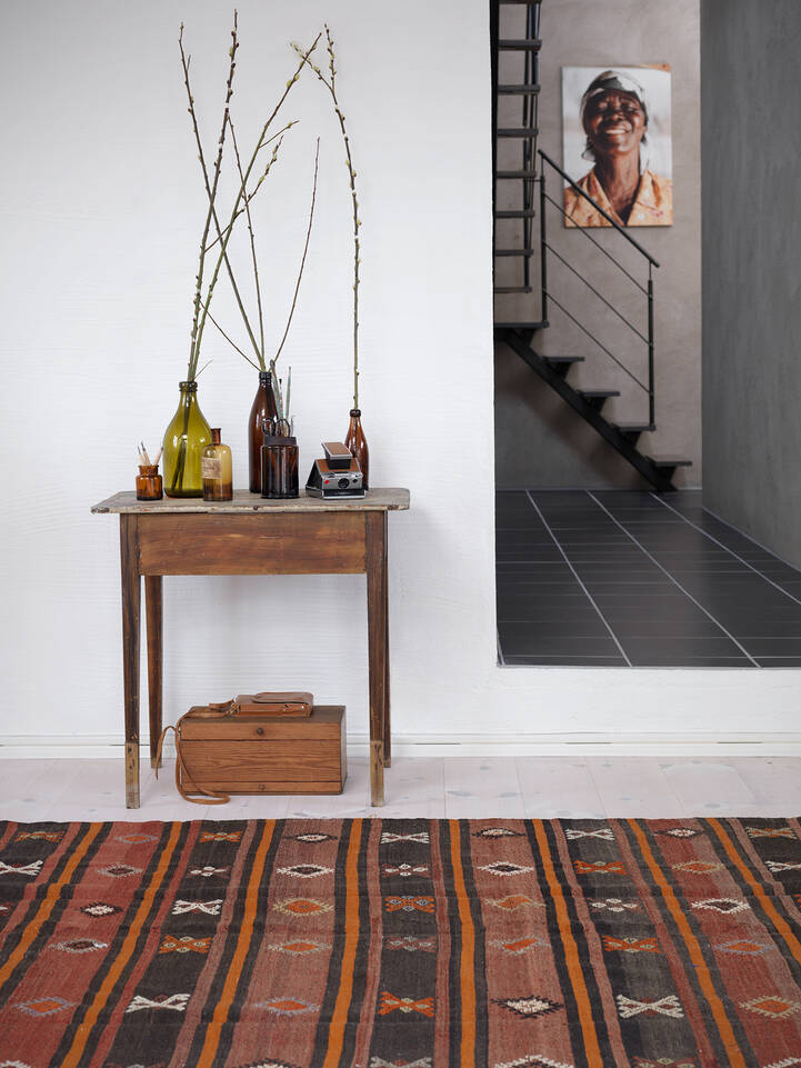 Tapete kilim semi-antigo turquia  em marrom / amarelo, numa entrada.