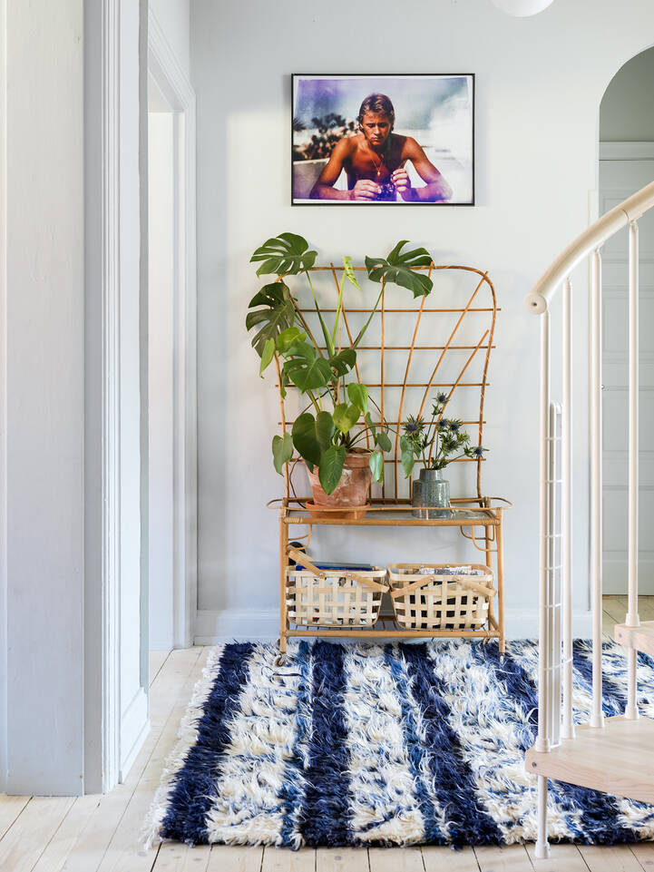 Tapete barchi / moroccan berber - paquistão  em branco, numa entrada.