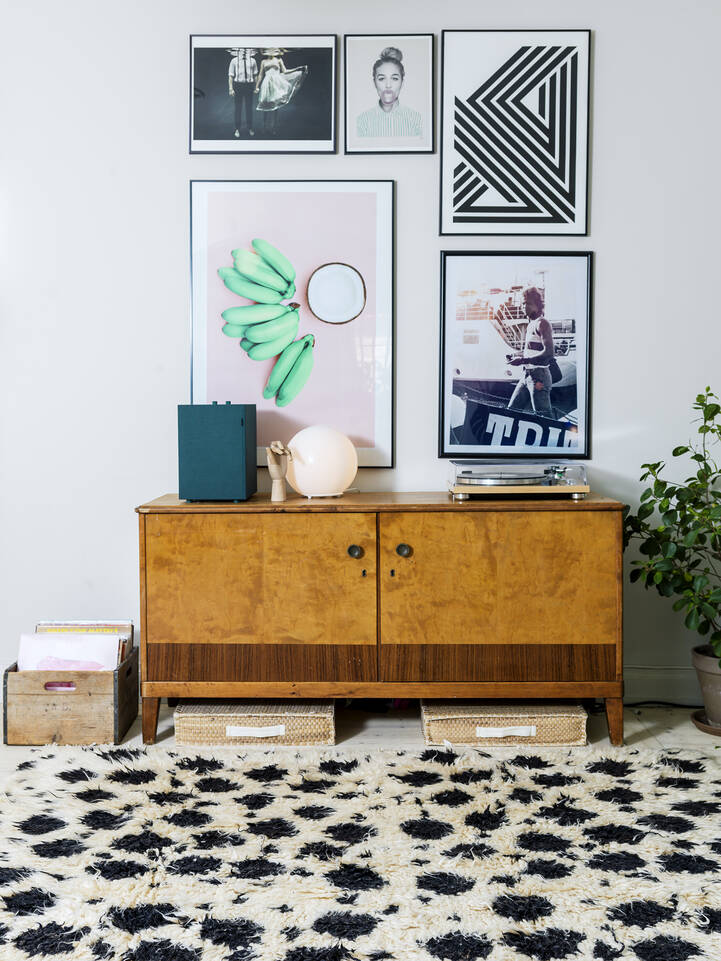 Tapete barchi / moroccan berber - paquistão  em branco, numa sala de estar.