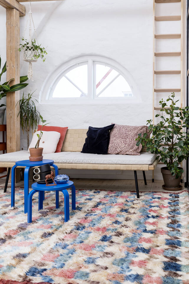 Tapete moroccan berber - afganistan  em preto / cinza, numa sala de estar.