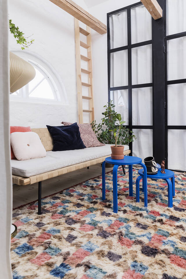 Tapete moroccan berber - afganistan  em preto / cinza, numa sala de estar.