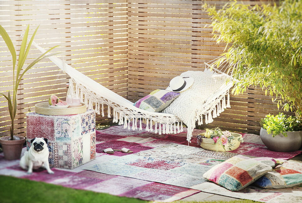 Tapete patchwork - turkiet  em rosa, numa sala de estar.