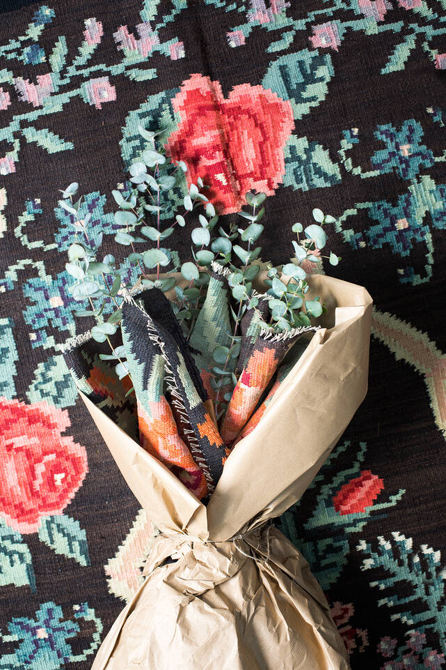 Tapete kilim rose moldavia  em marrom / amarelo, numa entrada.