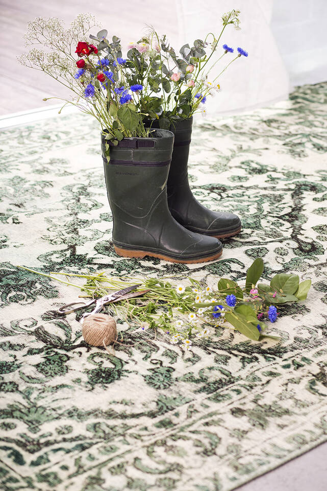 Tapete colored vintage - persien / iran  em verde, numa entrada.