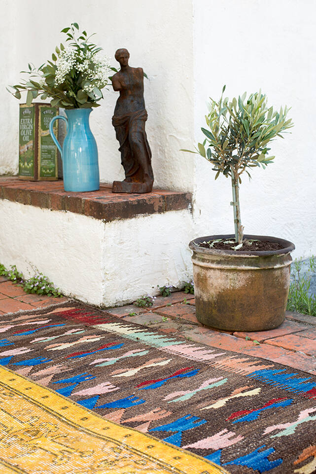 Tapete colored vintage - turkiet  em marrom / amarelo, numa entrada.