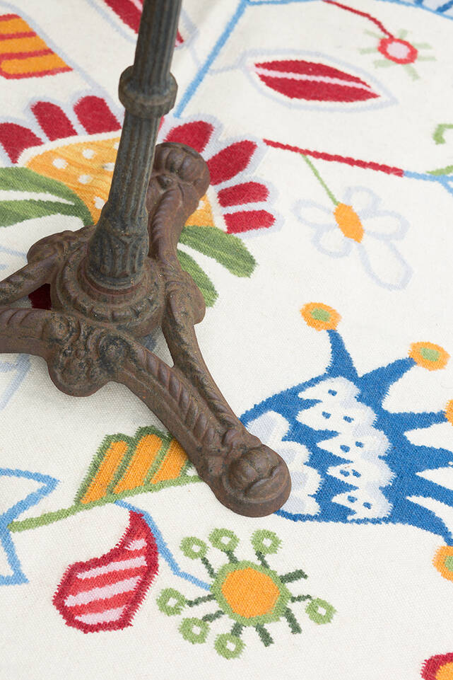 Tapete kilim moderno  em branco, numa entrada.