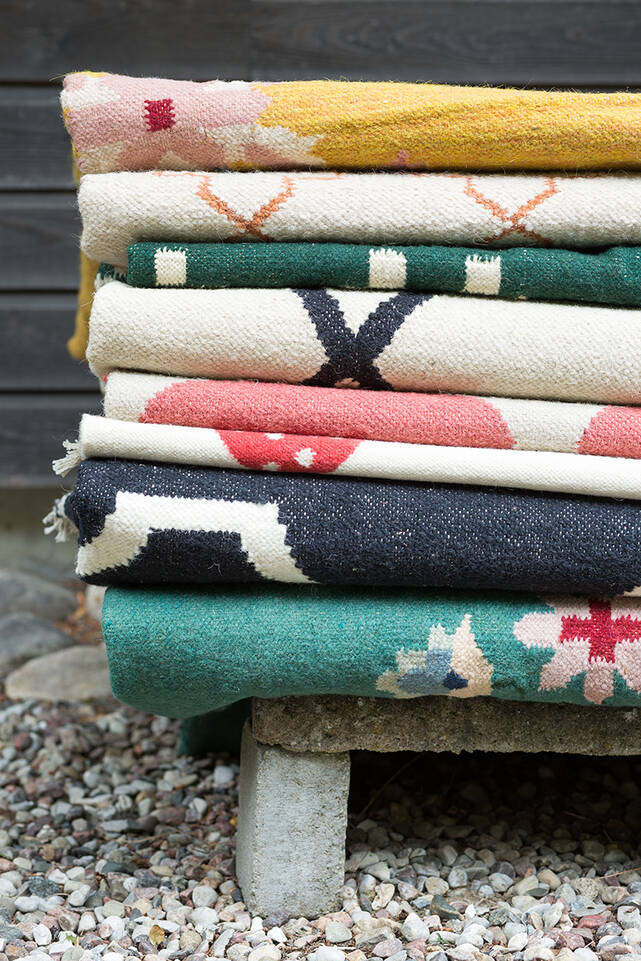 Tapete kilim moderno  em marrom / amarelo, numa entrada.