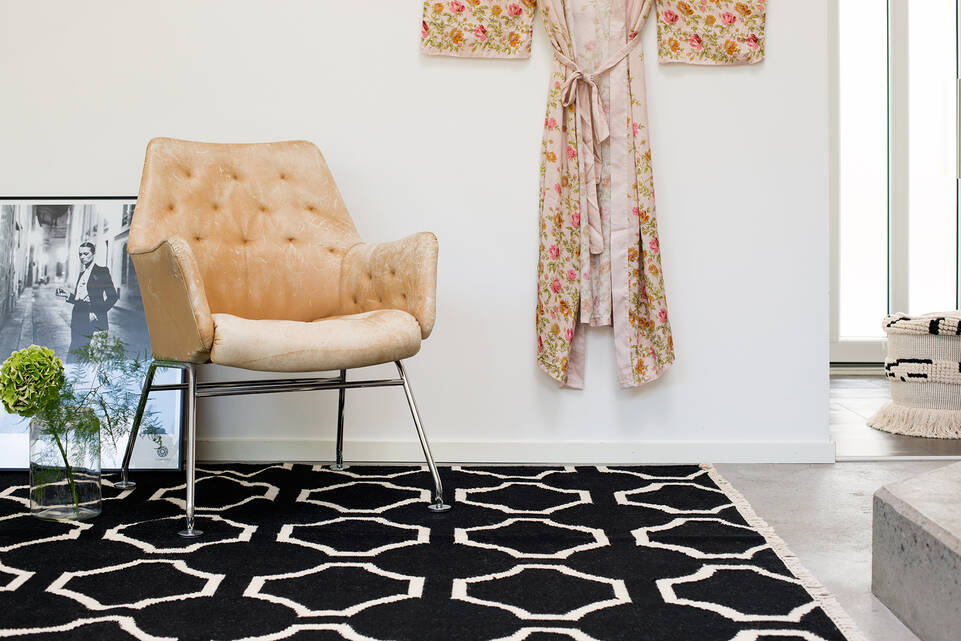 Tapete kilim moderno  em preto / cinza, numa entrada.