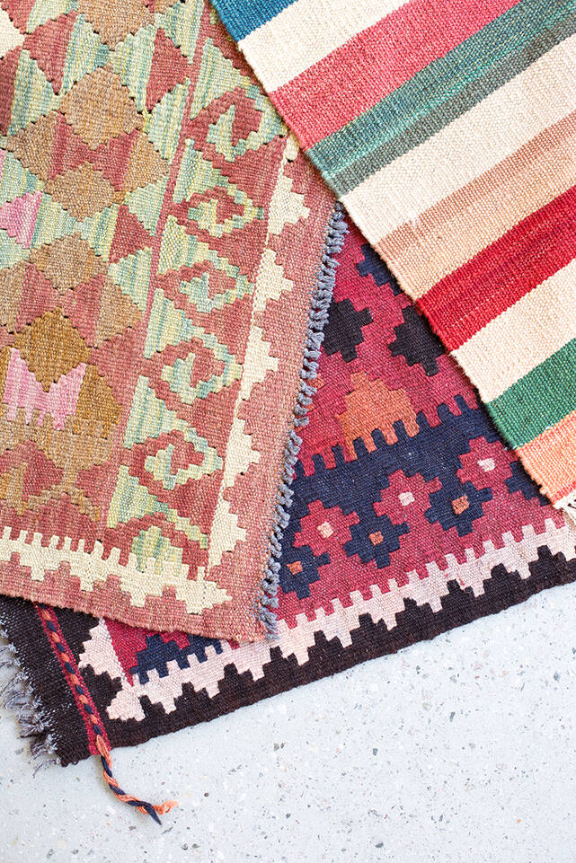 Tapete kilim afegão old style  em marrom / amarelo, numa cozinha.