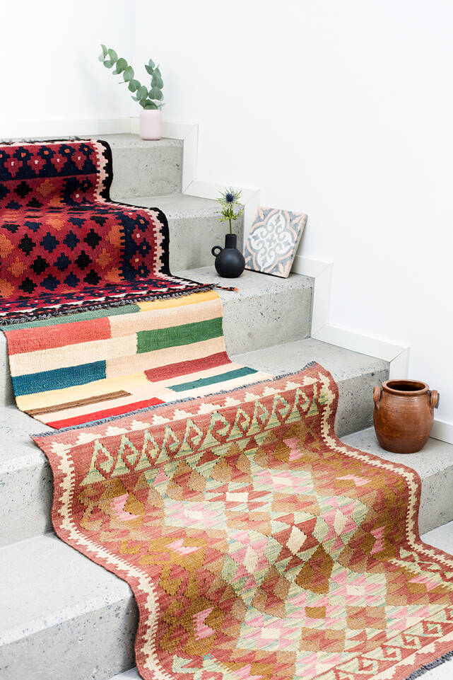 Tapete kilim afegão old style  em marrom / amarelo, numa entrada.