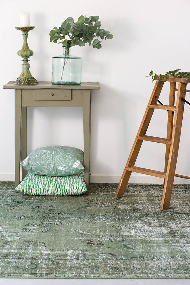 Tapete colored vintage - persien / iran  em preto / cinza, numa entrada.