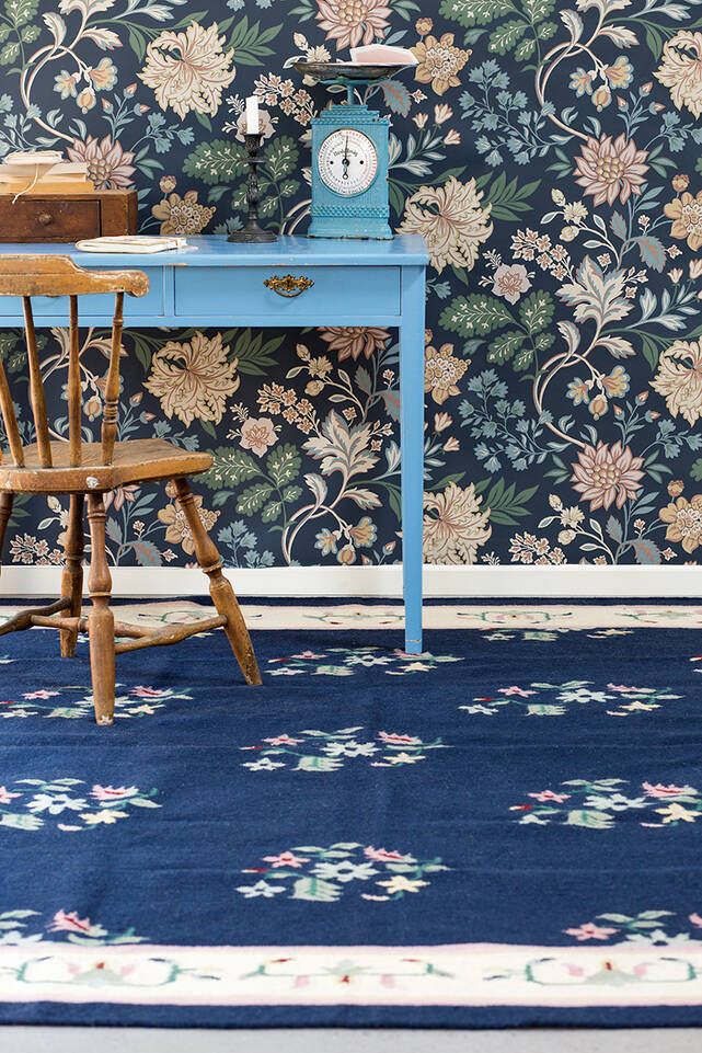 Tapete kilim moderno  em azul, numa escritório.