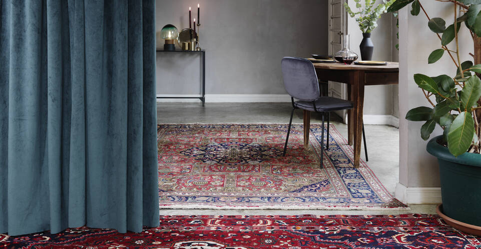 Tapete kashmar  em preto / cinza, numa entrada.