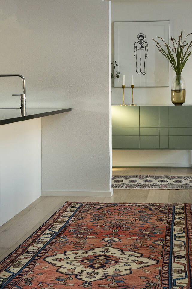 Tapete hamadã oblonga em marrom / amarelo, numa entrada.