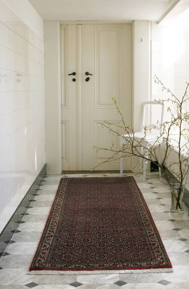 Tapete bijar  em vermelho, numa entrada.
