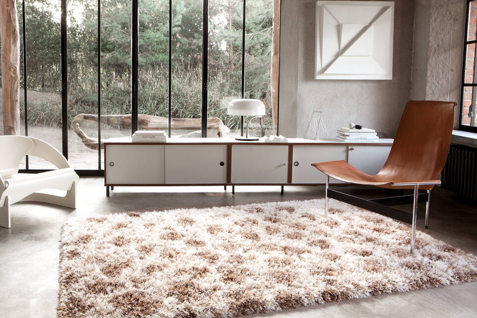 Tapete berber / shaggy  em marrom, numa escritório.