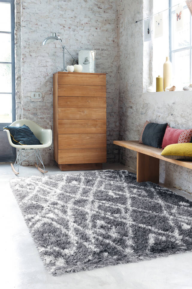 Tapete berber / shaggy  em preto / cinza, numa entrada.