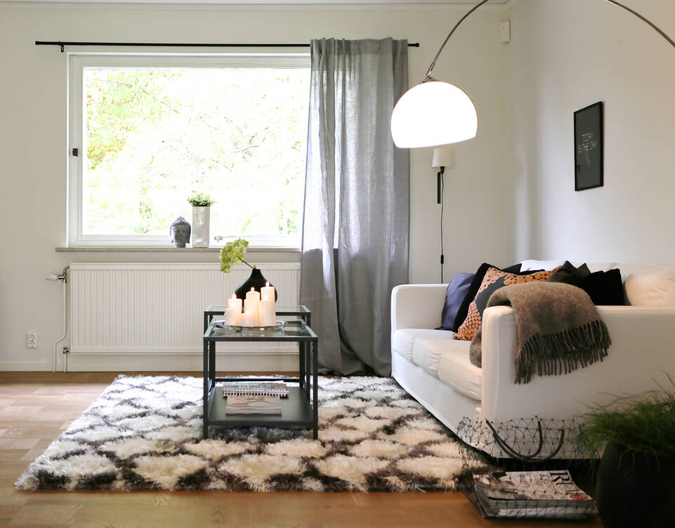 Tapete berber shaggy venesia  em branco, numa sala de estar.