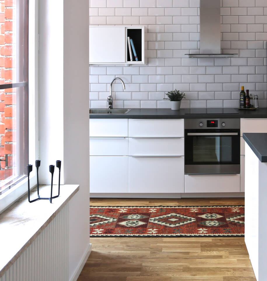 Tapete kilim afegão old style oblonga em vermelho, numa cozinha.